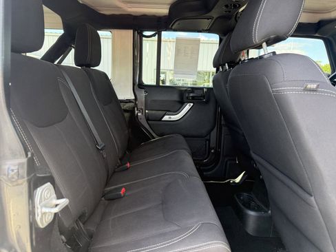 Used 2018 Jeep Wrangler Unlimited Sahara AWD/4WD image 16