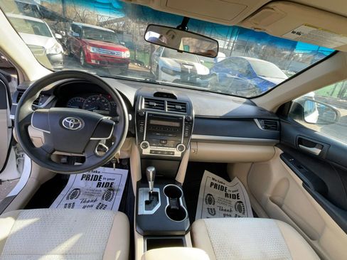 Used 2012 Toyota Camry L image 9