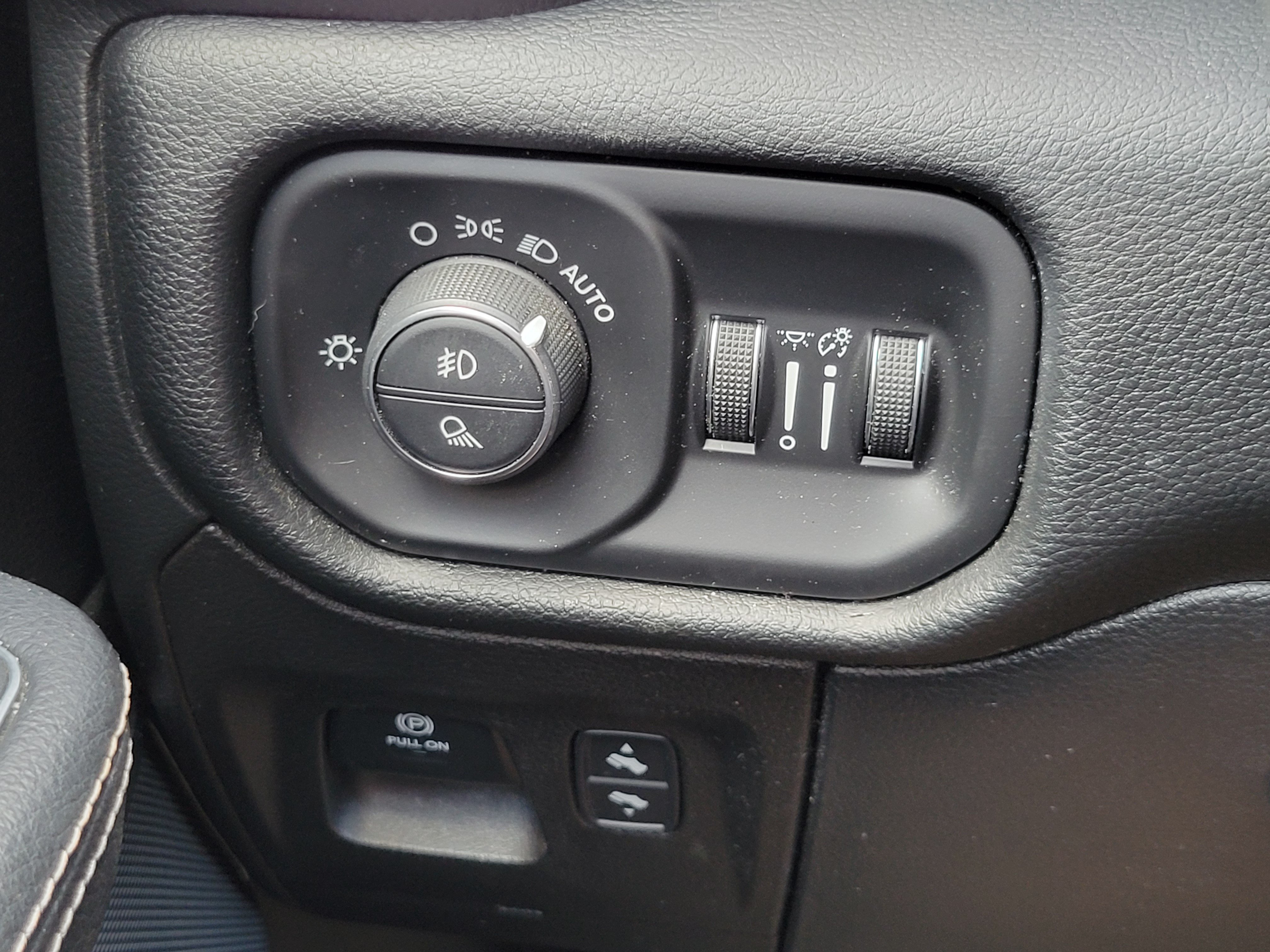 Used 2022 RAM 1500 Laramie AWD/4WD image 10
