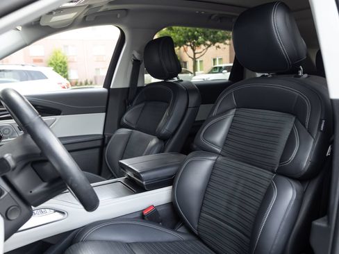 Used 2025 Lincoln Nautilus Reserve AWD/4WD image 4