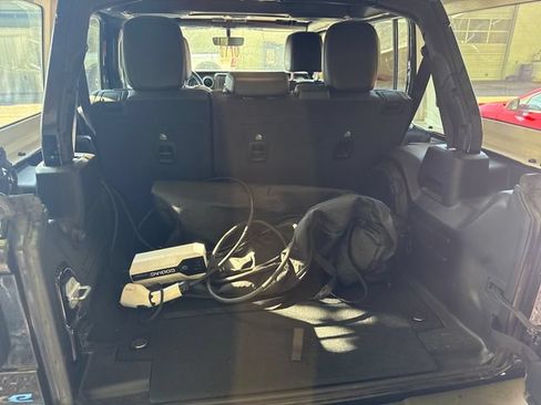 Used 2022 Jeep Wrangler Unlimited Rubicon 4xe AWD/4WD image 11