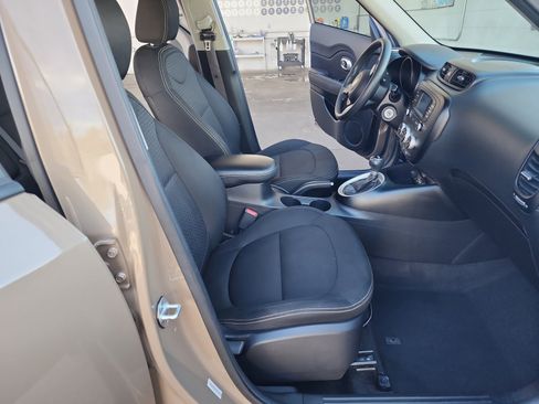 Used 2015 Kia Soul + image 19