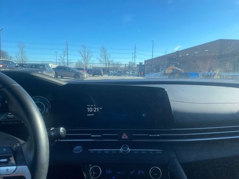 Used 2025 Hyundai Elantra Limited image 18