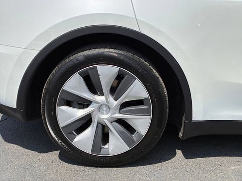 Used 2024 Tesla Model Y Long Range AWD/4WD image 47