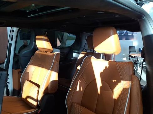 New 2026 Chrysler Pacifica Pinnacle image 7