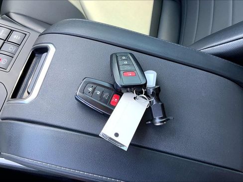 Used 2023 Toyota Highlander XLE AWD/4WD image 35