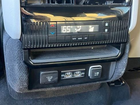 Certified 2025 Jeep Wagoneer 4WD image 25