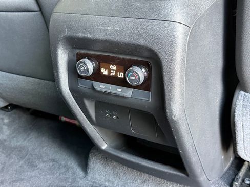 Used 2025 Chevrolet Traverse LT FWD image 17