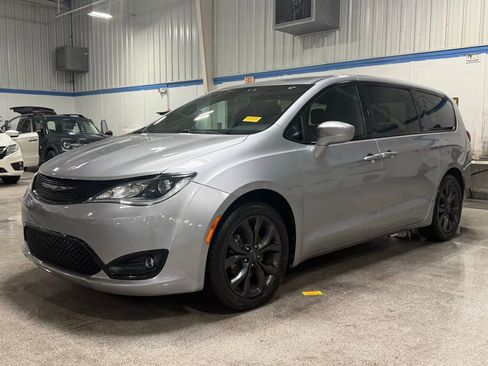 Used 2018 Chrysler Pacifica Touring Plus w/ S Appearance Package FWD image 1