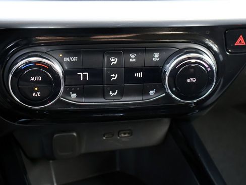 Used 2025 Chevrolet Trax LT w/ LT Convenience Package image 27