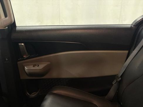 Used 2025 Kia Carnival FWD image 35