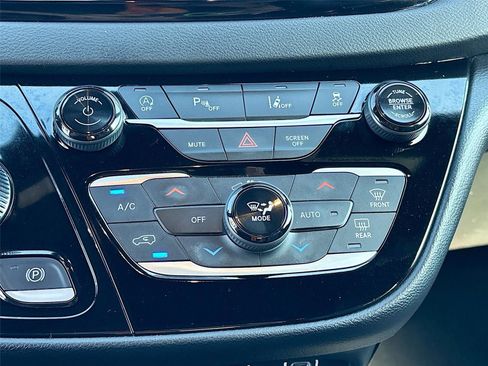 Used 2025 Chrysler Pacifica Select FWD image 15