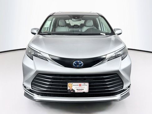 Certified 2024 Toyota Sienna XLE FWD image 8