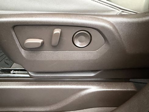 Used 2022 GMC Yukon SLT w/ SLT Luxury Package image 35