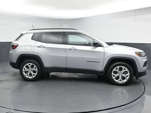 Used 2024 Jeep Compass Latitude AWD/4WD image 9