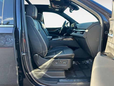 Used 2024 Cadillac Escalade Premium Luxury AWD/4WD image 11