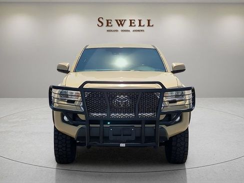 Used 2018 Toyota Tacoma TRD Off-Road AWD/4WD image 8
