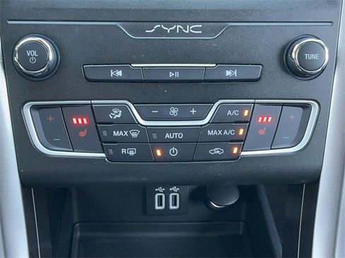 Used 2020 Ford Fusion SEL image 22