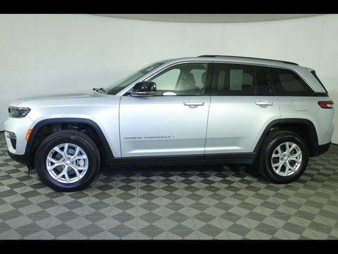 Used 2023 Jeep Grand Cherokee Limited AWD/4WD image 16