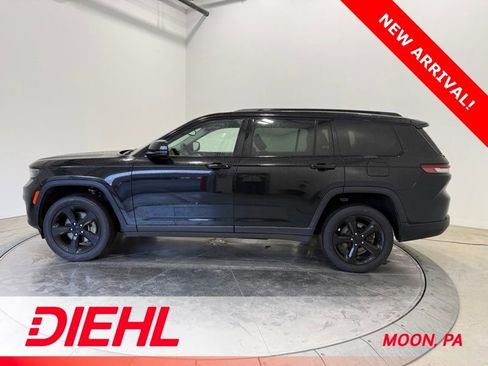 Used 2023 Jeep Grand Cherokee L Limited w/ Black Appearance Package image 4