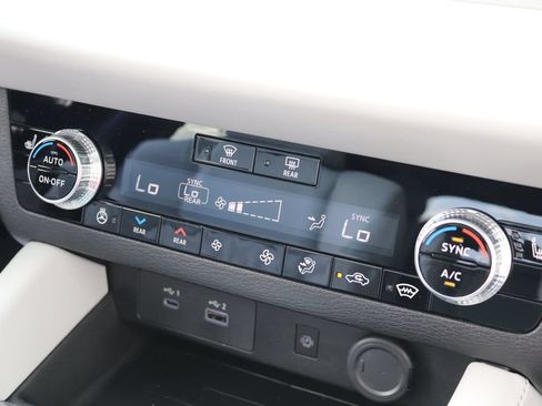 Used 2025 Mitsubishi Outlander 4WD Plug-In Hybrid image 12