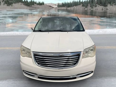 Used 2012 Chrysler Town & Country Limited FWD image 8