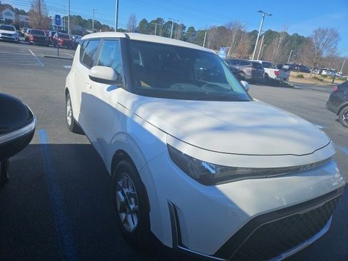 Certified 2023 Kia Soul S image 3