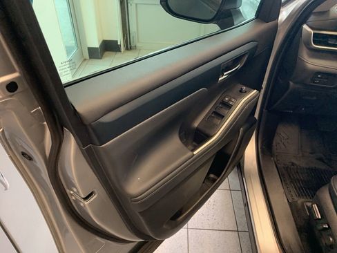 Used 2023 Toyota Highlander XLE image 4