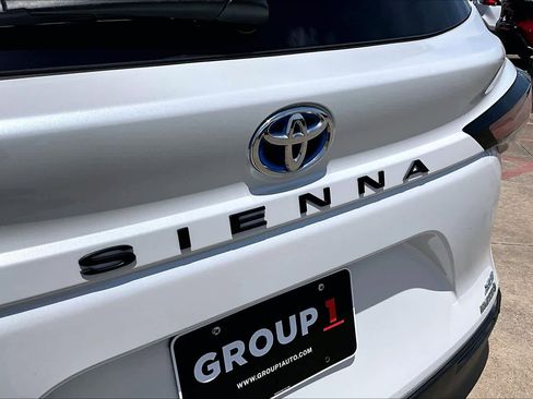 Used 2022 Toyota Sienna XLE FWD image 31