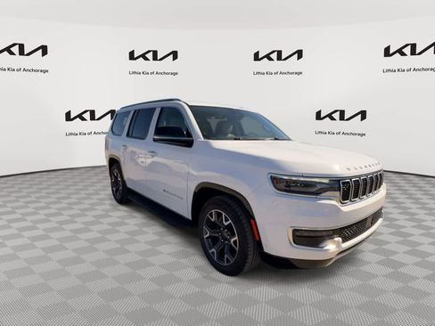 Used 2024 Jeep Wagoneer Series III AWD/4WD image 8