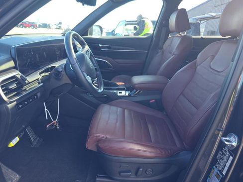 Used 2024 Kia Telluride SX Prestige w/ Towing Package image 3