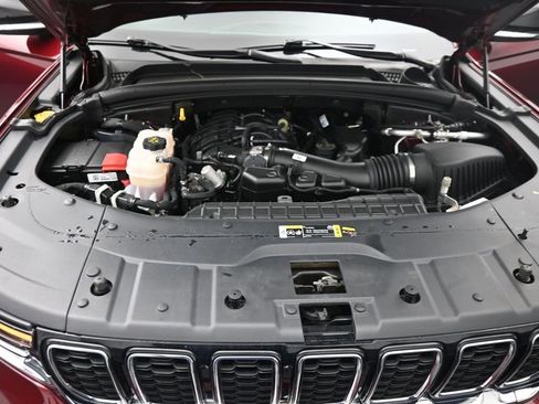 Used 2023 Jeep Grand Cherokee Limited AWD/4WD image 19