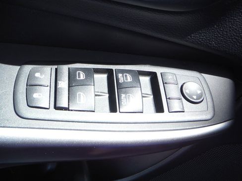 Used 2019 Jeep Cherokee Latitude Plus w/ Cold Weather Group AWD/4WD image 17