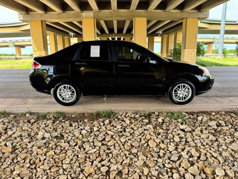 Used 2011 Ford Focus SE w/ 201A Rapid Spec Order Code FWD image 2