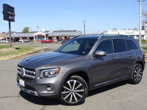 Used 2020 Mercedes-Benz GLB 250 4MATIC w/ Premium Package image 3