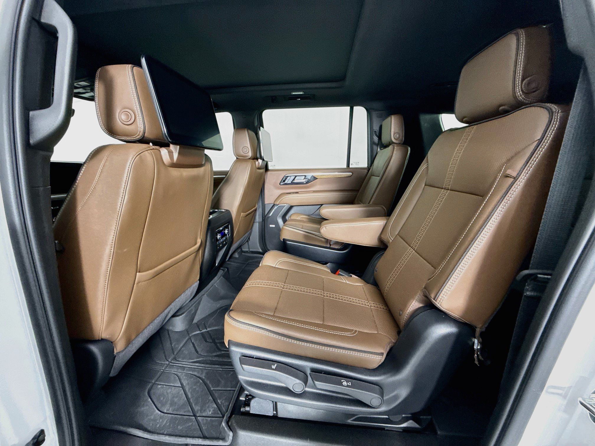 Used 2025 Chevrolet Suburban High Country AWD/4WD image 26