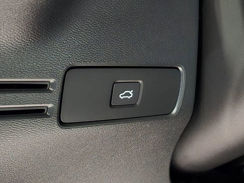 Certified 2023 Volvo XC40 Recharge Ultimate image 24