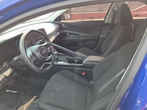 Used 2023 Hyundai Elantra SEL w/ Convenience Package image 9