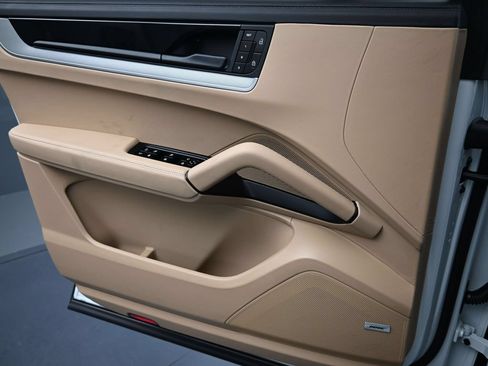 Certified 2024 Porsche Cayenne AWD/4WD image 24