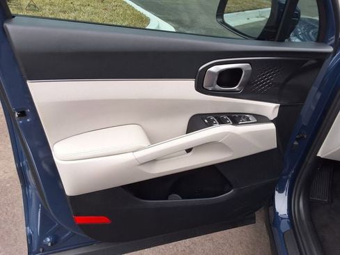 Used 2025 Kia Sorento S w/ Panoramic Sunroof Package image 4