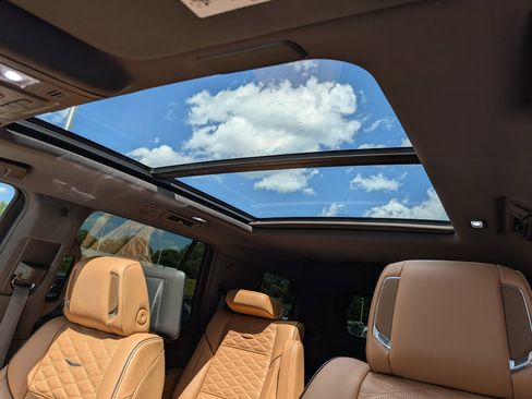 Used 2024 Cadillac Escalade Premium Luxury w/ Performance Package AWD/4WD image 19