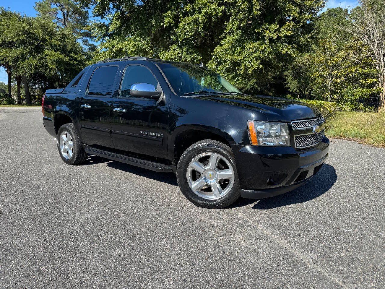 Used 2011 Chevrolet Avalanche LT w/ Regional Value Package RWD image 8