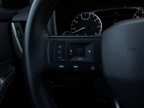 Used 2025 Nissan Rogue SV FWD image 35