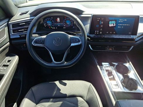 Used 2025 Volkswagen Atlas Cross Sport SE image 9
