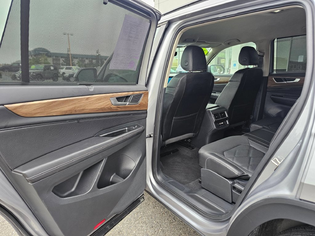 Used 2025 Volkswagen Atlas SE AWD/4WD image 12