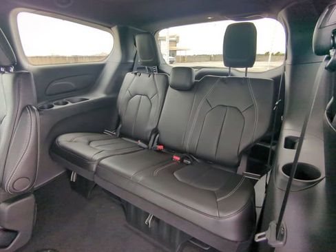 New 2026 Chrysler Pacifica Select image 16