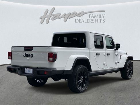 Used 2025 Jeep Gladiator Sport AWD/4WD image 3