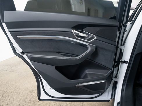 Used 2023 Audi e-tron S Premium Plus image 21