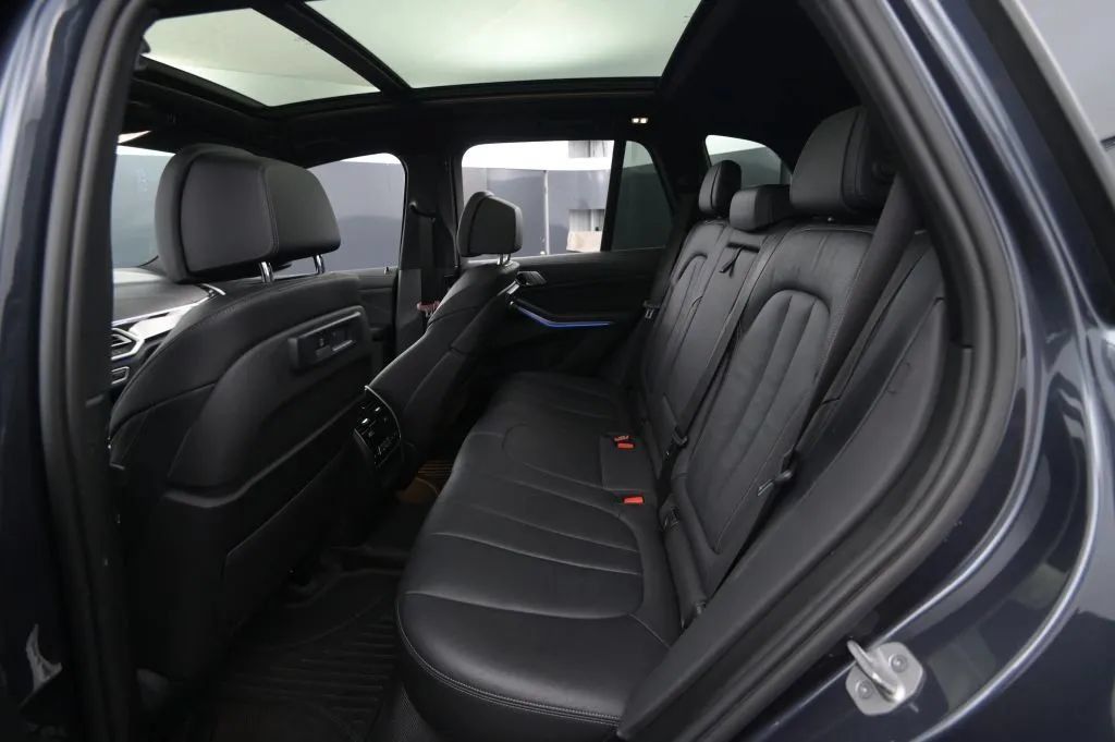Used 2021 BMW X5 M50i AWD/4WD image 45
