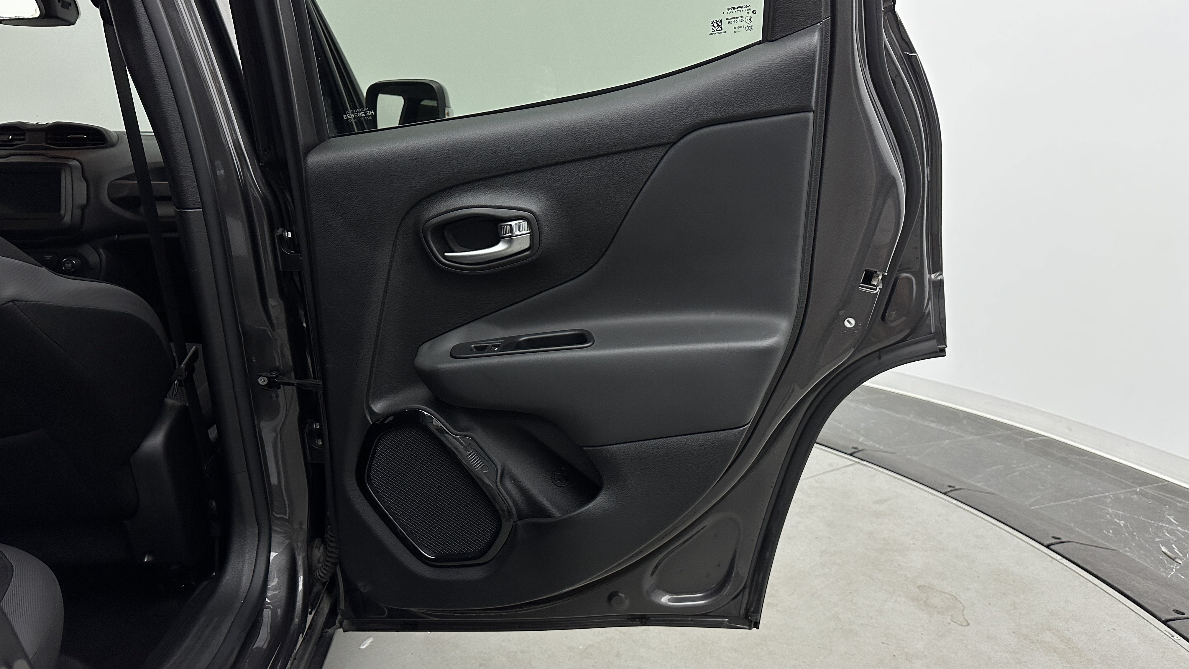 Used 2018 Jeep Renegade Altitude FWD image 30
